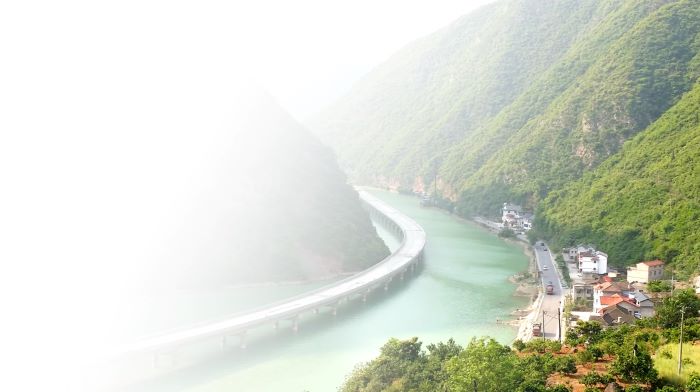 用 “三峡” 牌水泥修建的中国首条水上生态环保公路， 被誉最美水上公路——湖北省兴山县古夫至昭君大桥公路.jpg